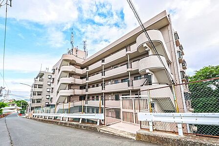外壁タイル貼り。上品な佇まいのマンションです。
