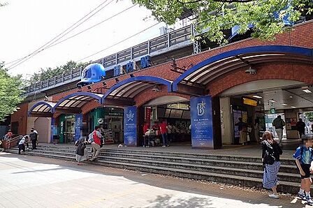 関内駅(JR 根岸線) 徒歩11分。 830m