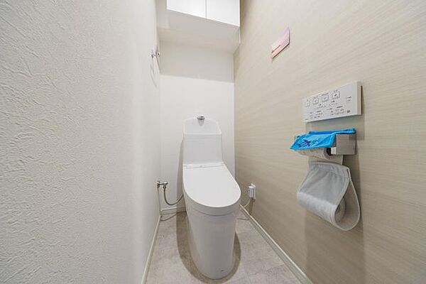 トイレは温水洗浄便座付です。トイレの上部には収納付。トイレットペーパー等、買い置きもしやすそうです。