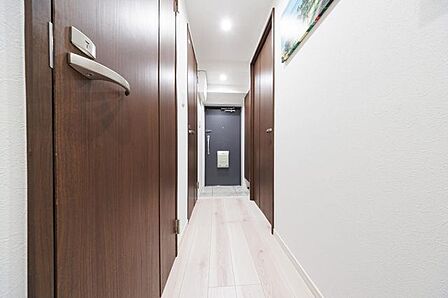 木目調の建具と明るい床が調和した、落ち着きのある廊下。※CG加工による清掃・補修後のイメージです。現況には傷・汚れがあり、補修等には別途費用がかかります。