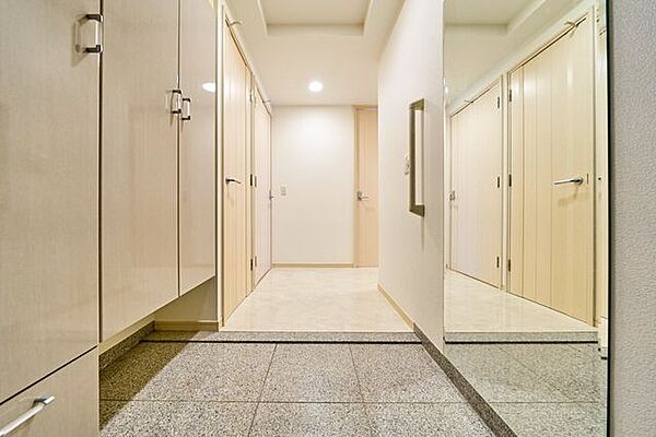 納戸を備えており、靴や小物をすっきり収納できます。
