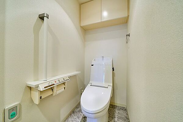 トイレは温水洗浄便座付です。トイレの上部には収納付。トイレットペーパー等、買い置きもしやすそうです。