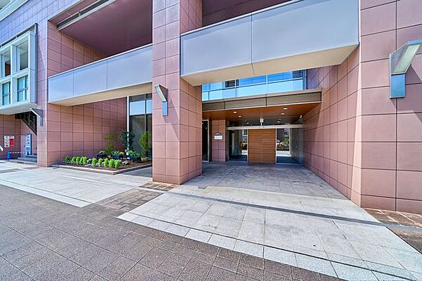 ゆとりあるアプローチと開放的な設計で、住まう方や訪れる方を心地よく迎え入れます。