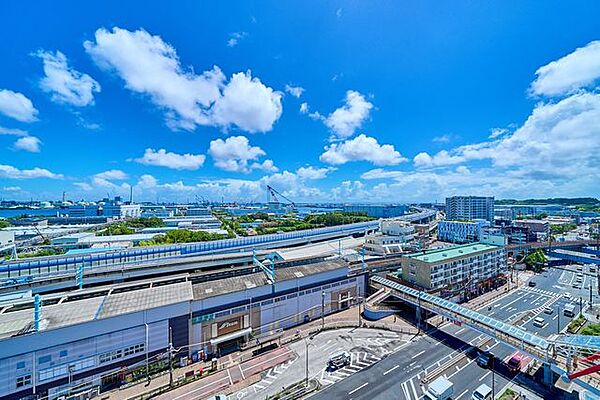 高層階ならではの眺望を楽しめ、晴れた日には青空と街並みを一望できます。