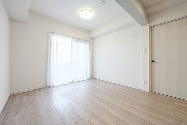 お好みの照明を設置して、様々なテイストのお部屋に変身させるのもオススメ♪