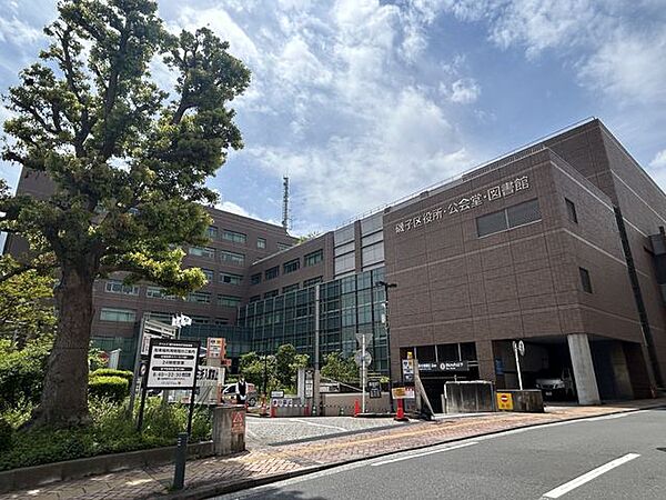 横浜市磯子区役所 徒歩7分 560m