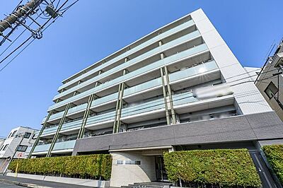 外観：平成26年6月築の外壁タイル貼りの上品な佇まいのマンションです。
