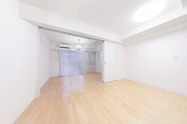 ＬＤＫ～洋室建具とフローリングの優しい木目がナチュラルで明るい空間を演出しています。※リフォーム後のイメージ画像です。リフォームには別途費用がかかります。