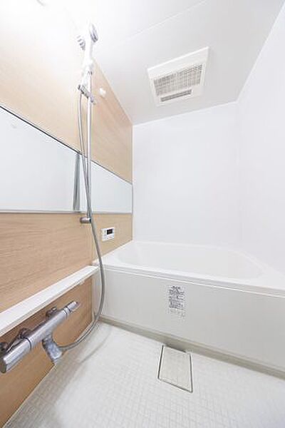 雨の日などに心強い浴室乾燥機付。洗濯物を乾かすだけでなく、カビ防止にもなる嬉しい設備です。※リフォーム後のイメージ画像です。リフォームには別途費用がかかります。