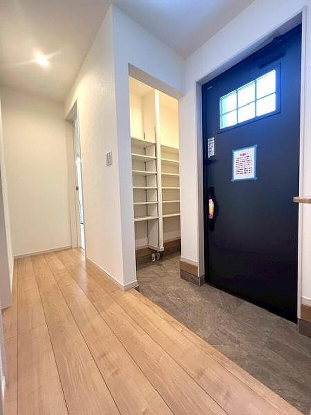 リビングにて笑顔たくさん、暖まる一家団欒の時間を