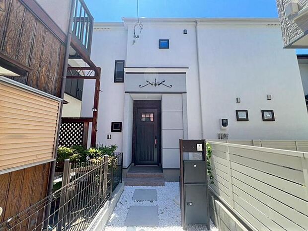 宅配ボックス付きの郵便ポストです!今はマストアイテムですね!外水栓はお庭の植栽や愛車の洗車、お子様の水遊び用と多くの時間に重宝します!