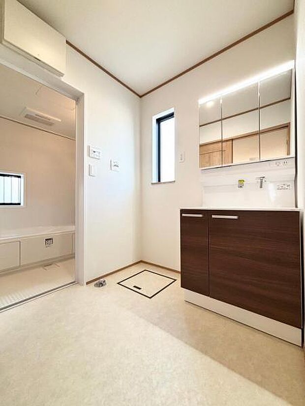 洗面室も広く取られ家事もしやすく複数人入っても大丈夫です!