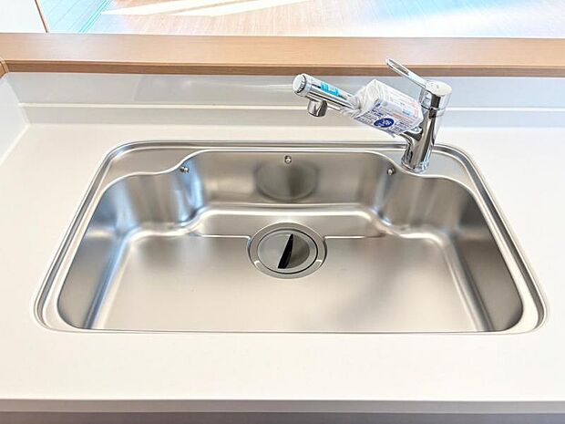 キッチンシンクは使い勝手の良い大きさとなっております!お手入れも楽々で清潔感が演出されるホワイトです!