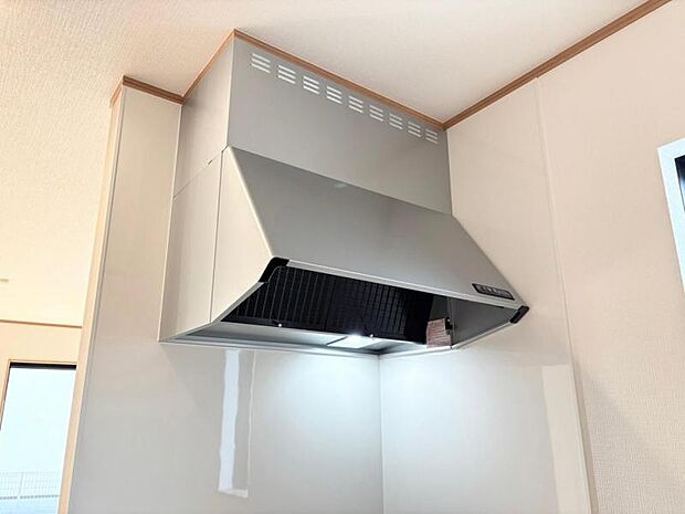 キッチンの換気扇は手元を照らすライトがついております。強さの調整もできますので使い勝手が良いですよ!