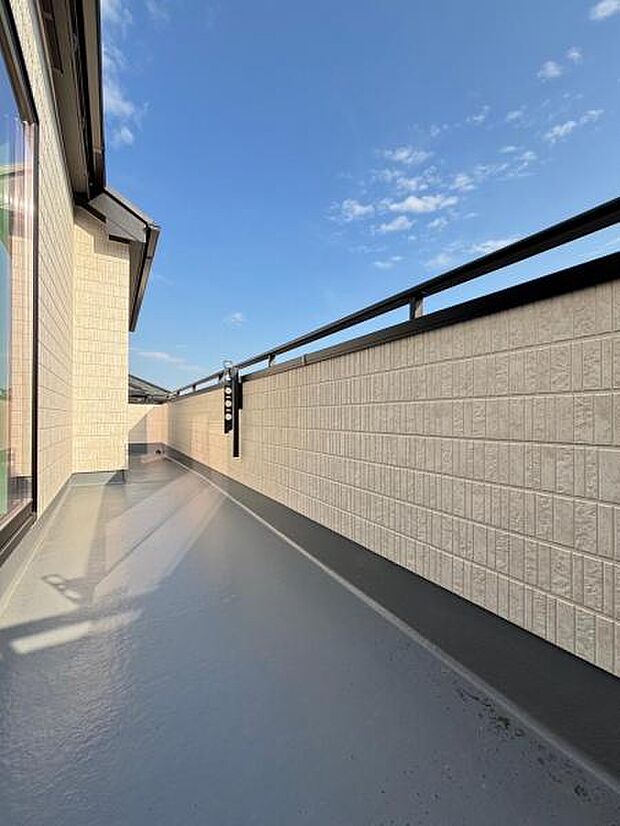 開放感あるバルコニーはお洗濯時はもちろん、少し空を眺めたい時も必要ですね!