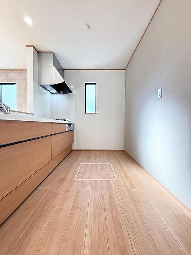 ゆとりあるキッチンですので多少込み合っても行き来できます！