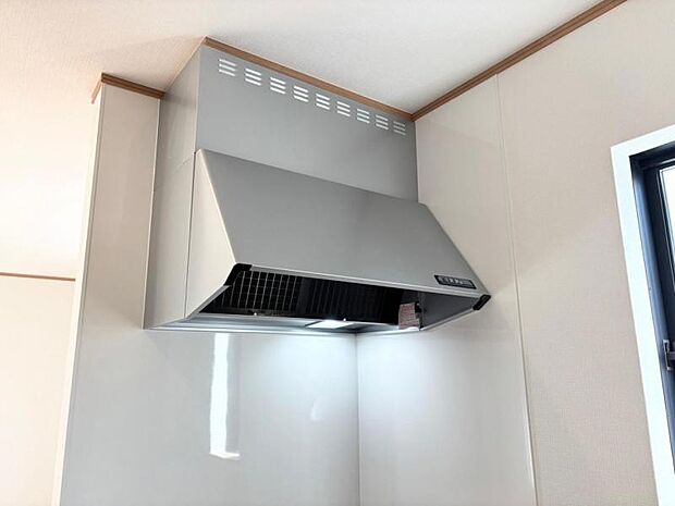 キッチンの換気扇はヘッドライトもついており強さ調節も可能です！