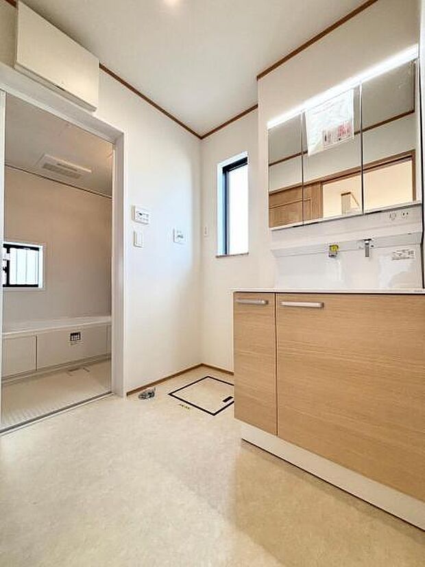 洗面室も広く取られ家事もしやすく複数人入っても大丈夫です！