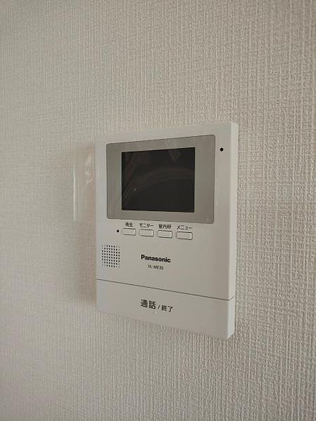 モニター付きのインターフォンですので予定外の来客も顔が見えますので安心して対応できますね!お子様のお留守番時も安心です!