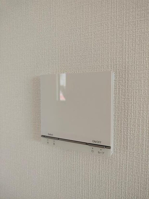 床から温めることで風は使いません。ほこりが舞わず空間を温めてくれます