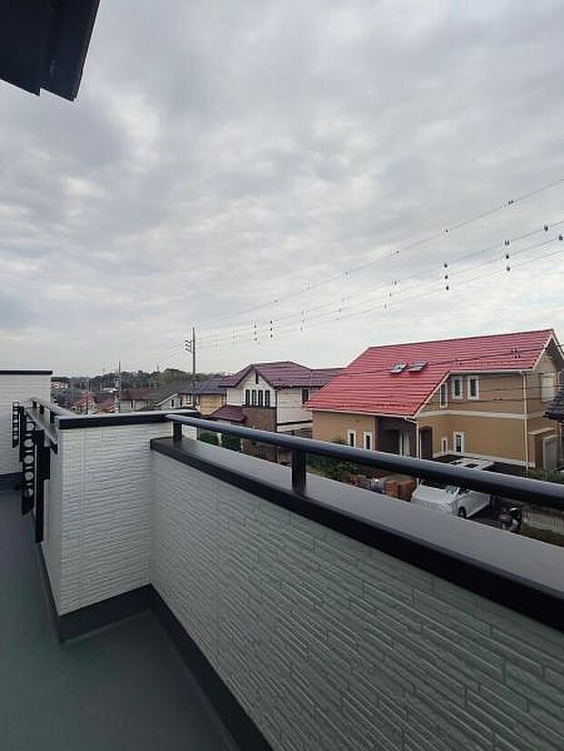 開放感あるバルコニーはお洗濯時はもちろん、少し空を眺めたい時も必要ですね!