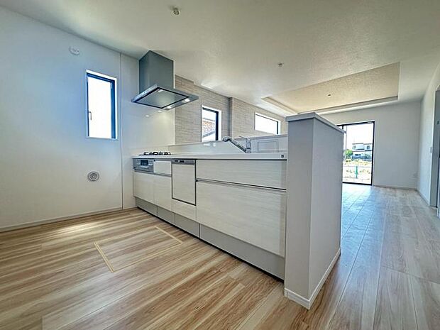 キッチンシンクは使い勝手の良い大きさとなっております！お手入れも楽々で清潔感が演出されるホワイトです！