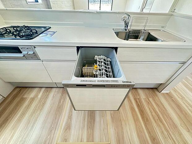 キッチンの換気扇は手元を照らすライトがついております。強さの調整もできますので使い勝手が良いですよ！