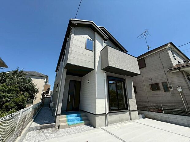 リビングにて笑顔たくさん、暖まる一家団欒の時間を