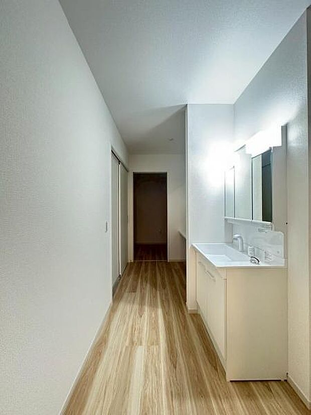 洗面室も広く取られ家事もしやすく複数人入っても大丈夫です!