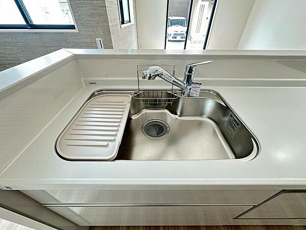 キッチンシンクは使い勝手の良い大きさとなっております!お手入れも楽々で清潔感が演出されるホワイトです!