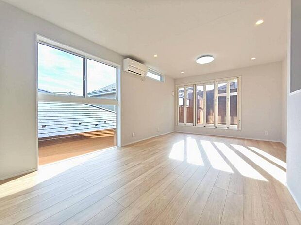 南側から射し込む陽射しは、家族の会話と共に明るい雰囲気を生み出します。