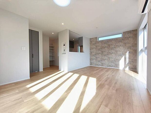 食事中の会話も、リビングでの寛ぎの時間も、やはり明るいお部屋が良いですよね。