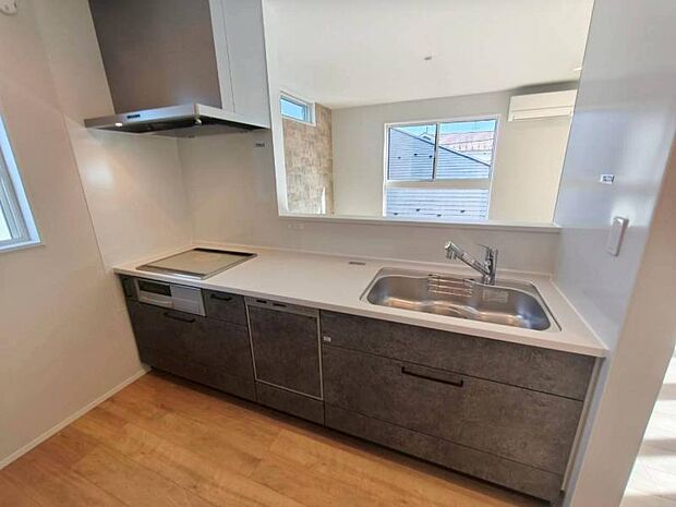 対面式キッチンは、ご家族の会話も増え、家事の合間にお子様に目が届くのも嬉しい設計です。