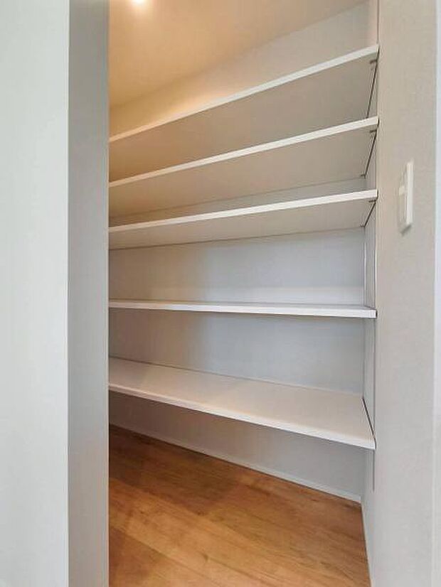 キッチンにはパントリーも完備。きれいに収納してキッチン回りもスッキリさせておけます。