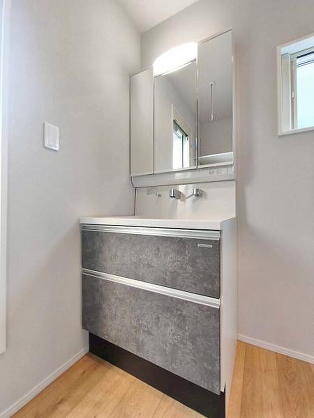 収納豊富な三面鏡洗面化粧台。朝の慌ただしい時間のお手伝いをしっかりサポートします。