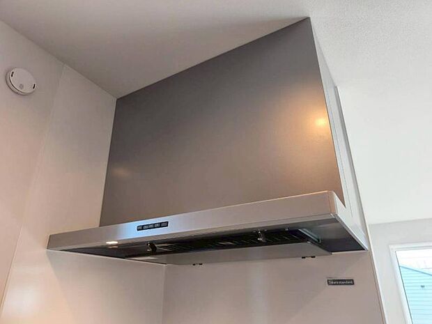 煙や湯気、臭いの吸い込み効果を高める整流板付の吸気口。汚れもさっと取れ、お手入れも容易です。