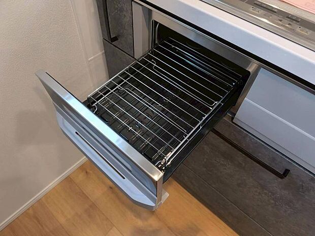 ビルトインガスコンロは様々な料理が作れる便利な専用調理器が充実。グリル調理やお手入れにかける時間と手間を大幅に減らすことができます。