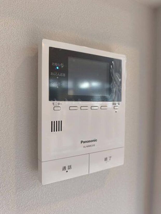 小さなテレビ画面のようなモニターが付いており、訪問者をすぐ確認することができます。