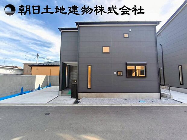 広々とした駐車スペース。運転が苦手な方でもゆっくり駐車できます。