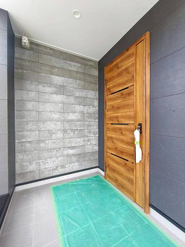 落ち着いた雰囲気の玄関アプローチ。全体のバランスも考慮した設計です