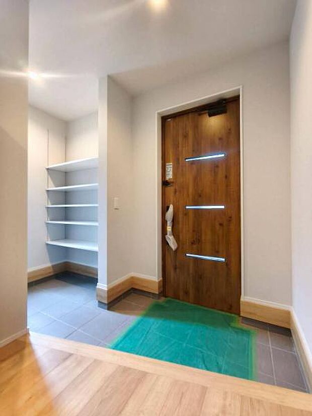 明るさも自慢の玄関ホール。室内が見えないように設計されています。