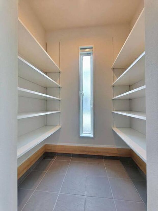 収納力豊富なシューズクローゼットもある清潔感があふれる玄関です。