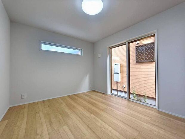 広々とした主寝室は、2面採光により、陽射しがたっぷりと射し込みます。