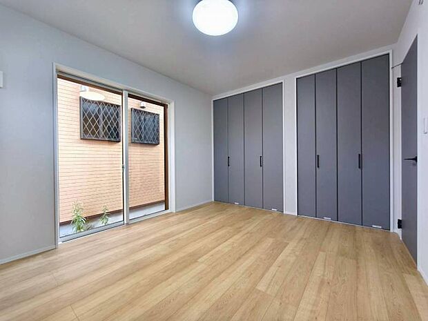 収納もあり、明るいお部屋は寝室に最適です。