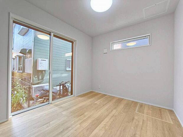 大きな収納と2面採光で、明るさと使いやすさが自慢の洋室です。