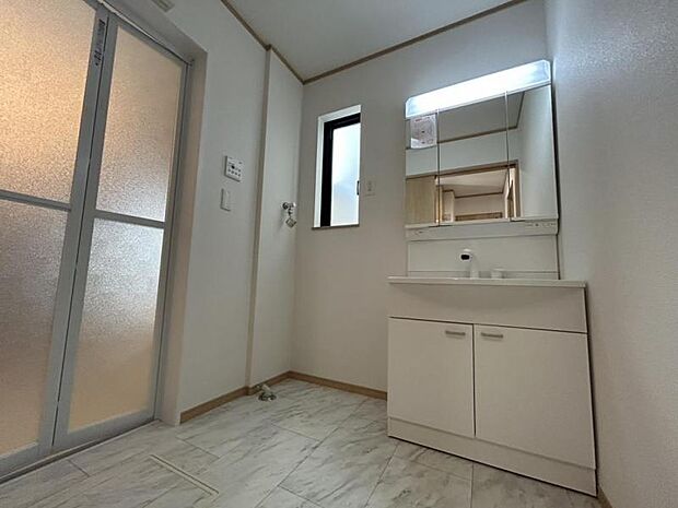 洗面室も広く取られ家事もしやすく複数人入っても大丈夫です!