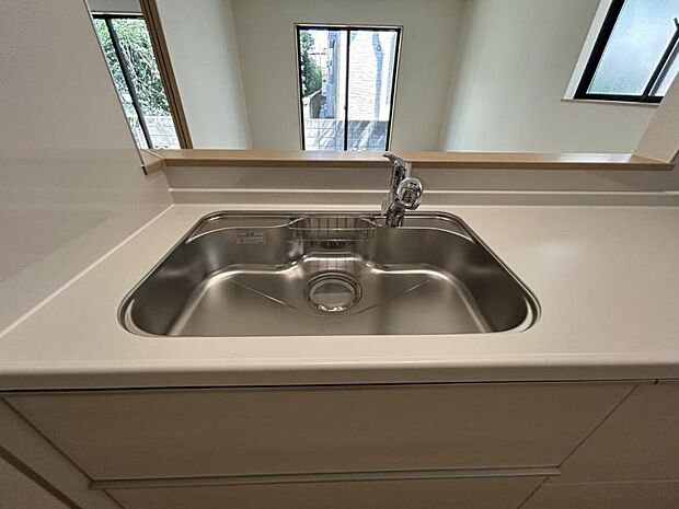 キッチンシンクは使い勝手の良い大きさとなっております!お手入れも楽々で清潔感が演出されるホワイトです!