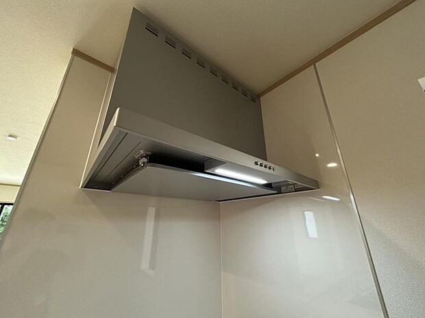 コンロは3口になっております!キッチンの換気扇は手元を照らすライトがついております。強さの調整もできますので使い勝手が良いですよ!
