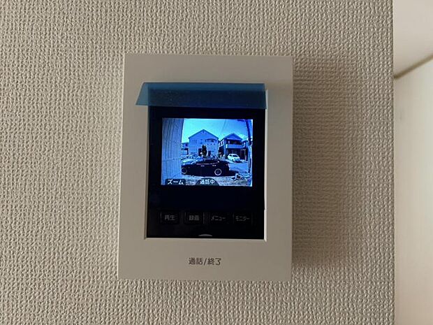 モニター付きインターホンで玄関を確認しなくても誰が来たのかすぐわかります。また、姿を見られたくない空き巣や不審者が嫌がるため、防犯効果を高めることもでき、お子様のお留守番も安全・安心です。
