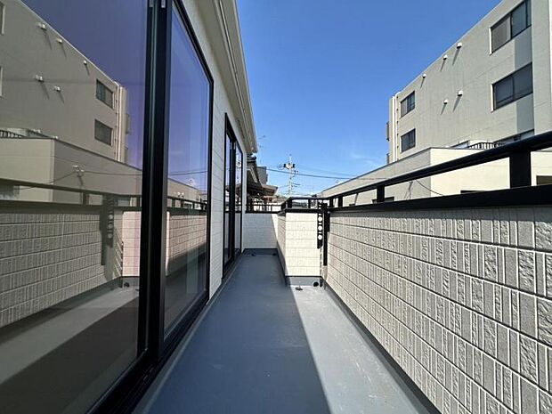 開放感あるバルコニーはお洗濯時はもちろん、少し空を眺めたい時も必要ですね!